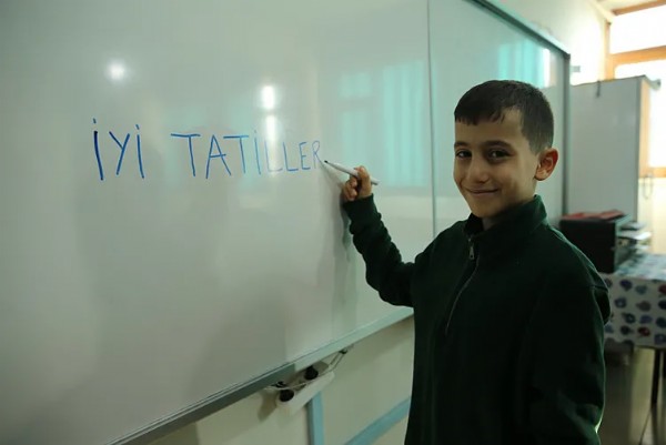 Zil bu kez yarıyıl tatili için çaldı! 18 milyon öğrenci karnesini aldı